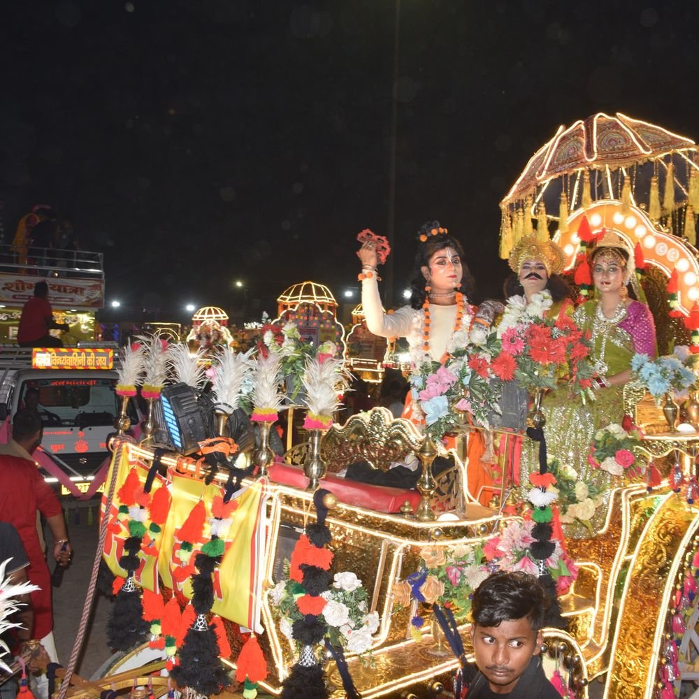 लखनऊ में राजा रामचंद्र की नगर दर्शन शोभायात्रा निकली:ऐशबाग रामलीला मैदान से शुरू हुई यात्रा में रामायण के कई पात्र शामिल हुए