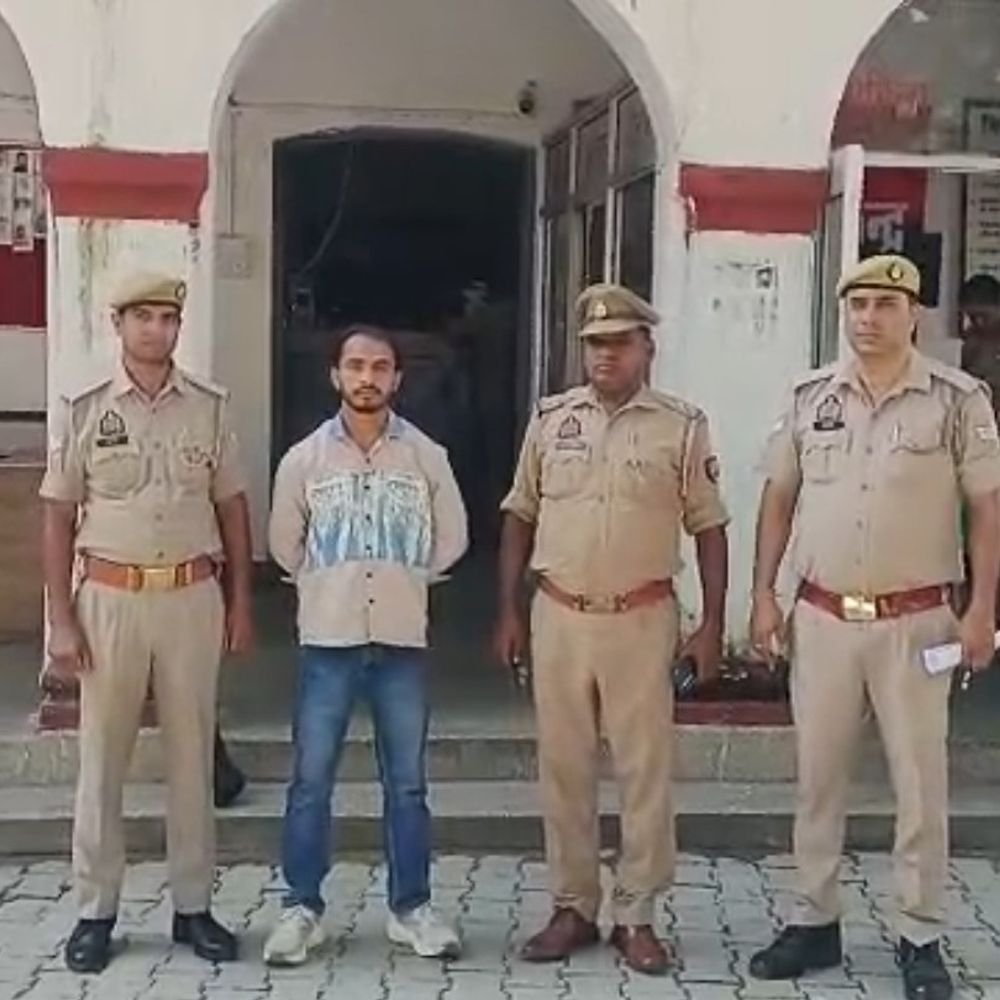 रामपुर जिला अस्पताल में फार्मासिस्ट से मारपीट का आरोपी गिरफ्तार:दवा लेने को लेकर हुआ था विवाद, केबिन में घुसकर मारपीट और गाली-गलौज का आरोप