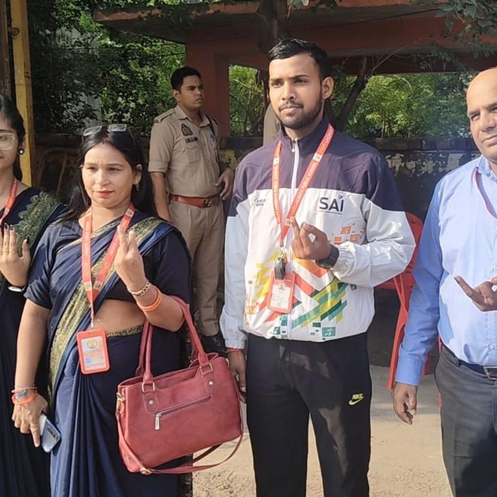 बागपत में डीएम-एसपी ने मतदान केंद्रों का निरीक्षण किया:सुरक्षा व्यवस्था जांची, बोले- एमएलसी चुनाव के लिए शांतिपूर्ण मतदान जारी