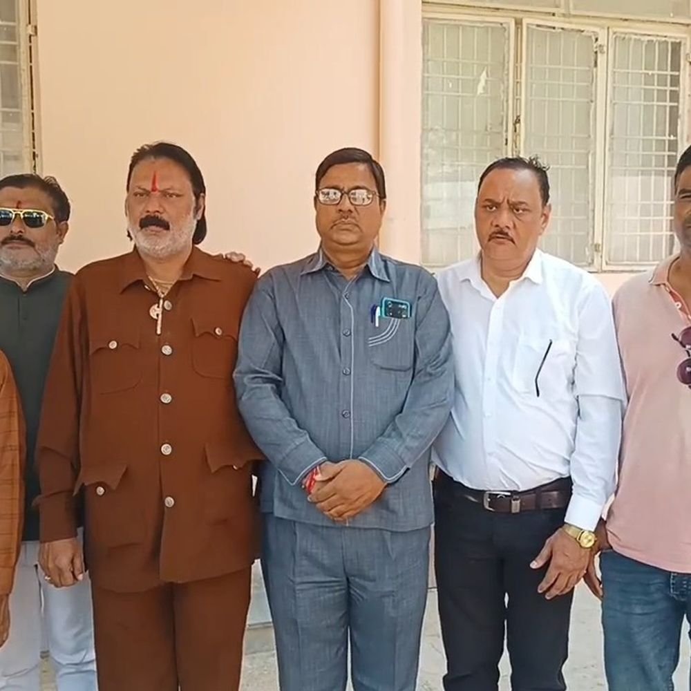 प्रेमानंद महाराज के शिष्यों की जांच की मांग:अखिल भारत हिंदू महासभा ने एसपी को सौंपा प्रार्थना पत्र, सात बिंदुओं पर जांच की मांग