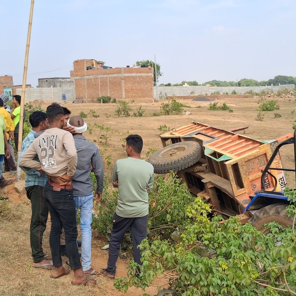 ट्रैक्टर की टक्कर से एक बच्चे की मौत:झांसी में साइकिल सवार दो बच्चे घायल; अज्ञात चालक के खिलाफ मुकदमा दर्ज