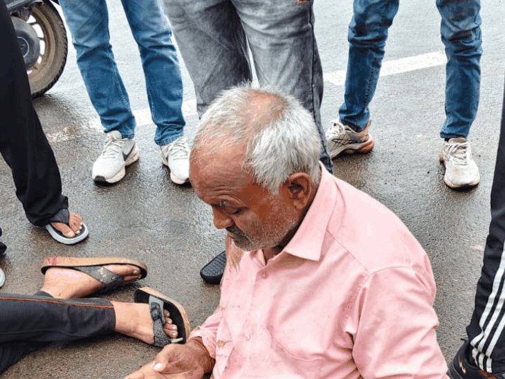 हाईवे पर स्कूटी अज्ञात वाहन से टकराई, पिता-पुत्र घायल:फिरोजाबाद में टूंडला में हुआ हादसा, पुलिस ने एफएच मेडिकल कॉलेज में भर्ती कराया