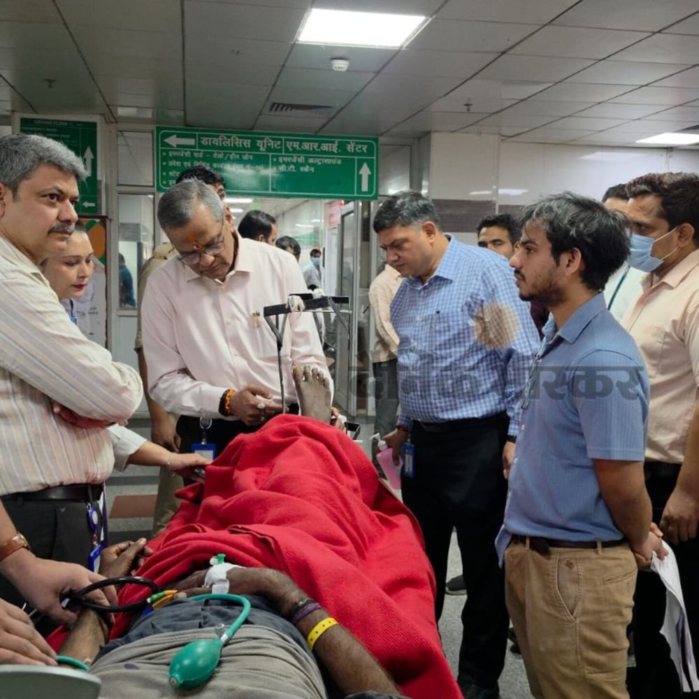 इटावा में डंपर की टक्कर से नर्सिंग छात्र की मौत:ट्रामा सेंटर में इलाज के दौरान एक ने तोड़ा दम, दो साथी गंभीर घायल