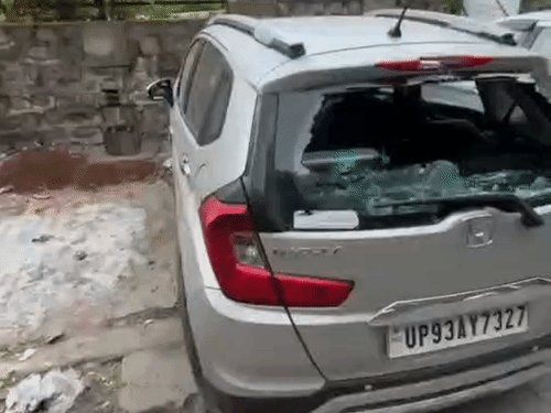 झांसी में सनकी युवक ने 5 कारों के शीशें तोड़े:थाने के सामने हंगामा किया, परिजन बोले- मानसिक स्थिति ठीक नहीं है