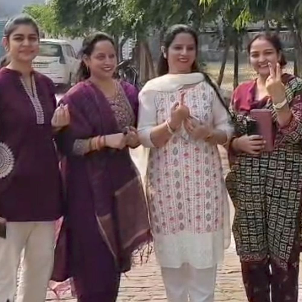 बुलंदशहर में 22 केंद्रों के 65 बूथों पर मतदान:17,686 मतदाता चुनेंगे प्रतिनिधि, सुबह 8 बजे से शुरू हुई वोटिंग, शाम 4 बजे तक चलेगी
