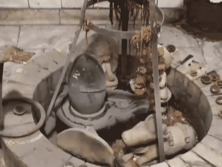 गाजियाबाद में शिवलिंग को ग्राइंडर से काटा:मंदिर में औजार बरामद, सीसीटीवी फुटेज खंगाल रही पुलिस