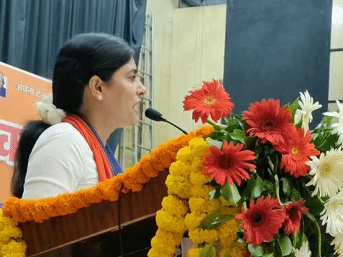 दिव्या मित्तल के सवाल पर चुप्पी साध गईं अनुप्रिया पटेल:अपना दल (एस) की समीक्षा बैठक में बोलीं- मछली की आंख की तरह लक्ष्य पर नजर रखें कार्यकर्ता