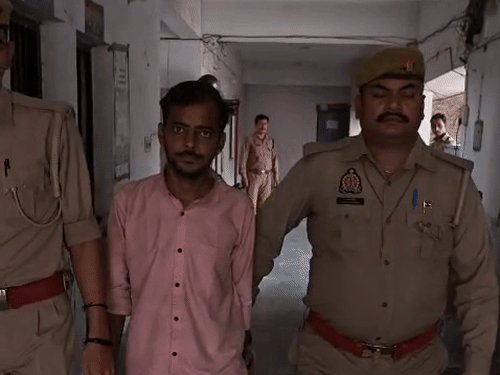 कानपुर में नकली नोट खपाने वाला BAMS स्टूडेंट अरेस्ट:वेस्ट बंगाल के गिरोह से मंगाता था करेंसी, जेल में हुई थी मुलाकात