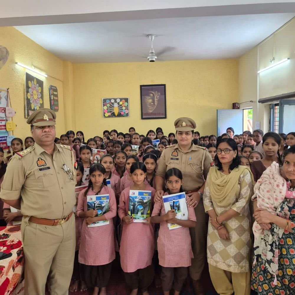 बालिकाओं को किया जागरूक:छात्राओं को बताए अधिकार, साइबर अपराध से बचाव के तरीके भी समझाए