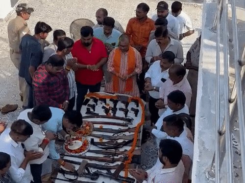 असलहों की पूजा करते MLC सुरेंद्र चौधरी का वीडियो वायरल:राजा भैया से हो रही तुलना, भाजपा नेता ने कहा- यह महत्वपूर्ण परंपरा