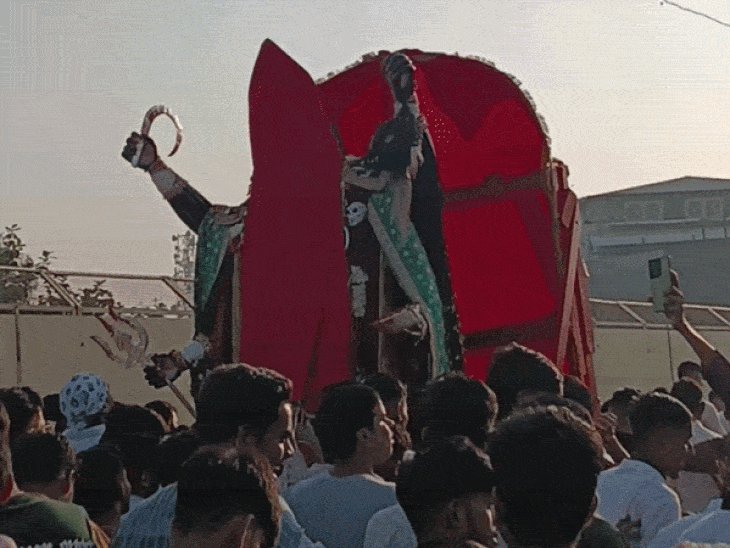 झांसी में काली माता की शोभायात्रा में उमड़ा जनसैलाब:दरबार जाते हुए हजारों भक्तों ने किए दर्शन, पंचकुइयां मंदिर पर लगी एक किलोमीटर लंबी लाइन