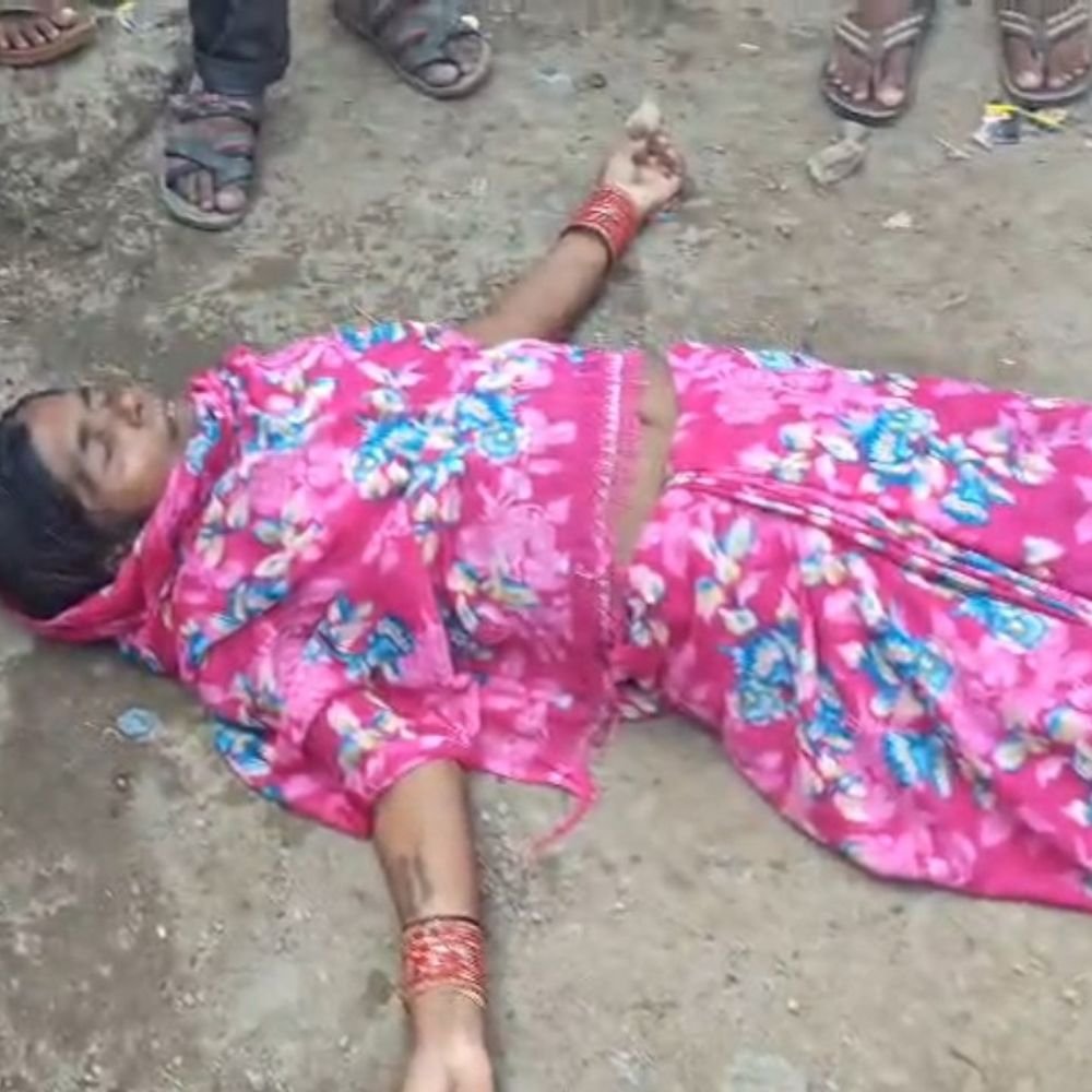 सड़क किनारे अचेत मिली महिला, राहगीरों ने अस्पताल पहुंचाया:फतेहपुर के कबाड़ी मार्केट में सड़क किनारे बेहोश मिली