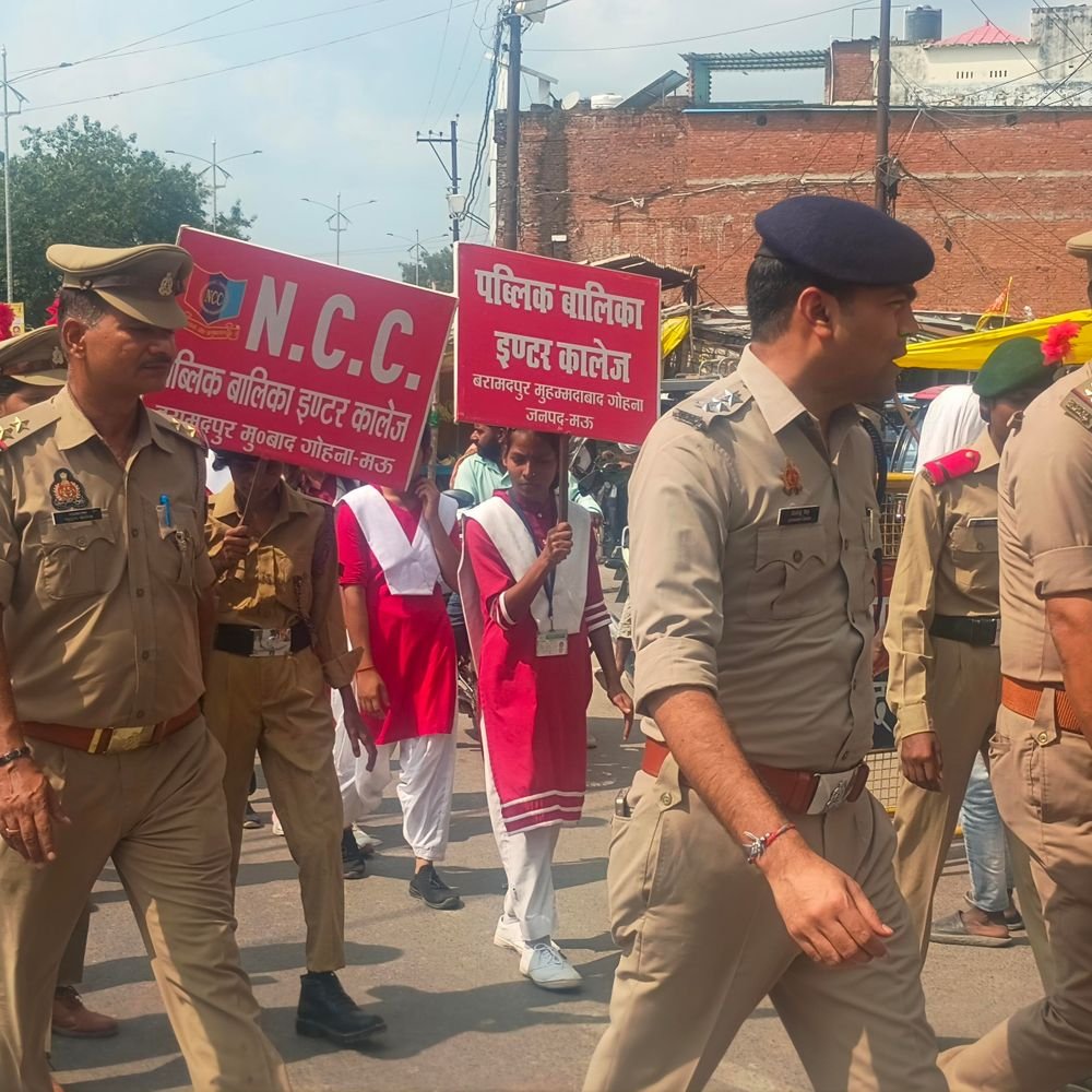 मऊ में छात्राओं ने संभाली ट्रैफिक व्यवस्था:मिशन शक्ति अभियान के तहत लोगों को जागरूक किया