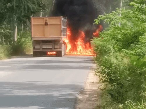 ट्रॉला चालक पर मुकदमा, बवालियों पर भी शिकंजा:अलीगढ़ में युवक की मौत के बाद ट्रॉला फूंकने और पुलिस से भिड़ने वाले 8-9 नामजद समेत अज्ञात पर एफआईआर