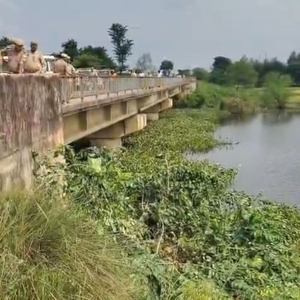 डीएम-एसपी ने बर्रोह घाट पर दुर्गा विसर्जन की तैयारियां परखीं:सुरक्षा व्यवस्था को लेकर प्रशासन पहले से अलर्ट, संवेदनशील जगहों पर निगरानी के निर्देश