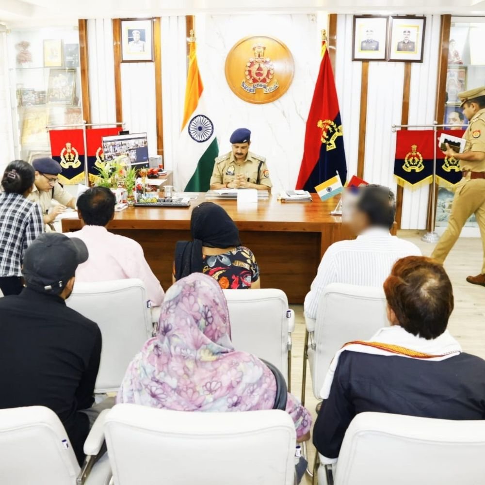 एसपी ने जनसुनवाई में सुनीं लोगों की समस्याएं:हापुड़ में अधिकारियों को समय पर शिकायतें निपटाने के निर्देश दिए