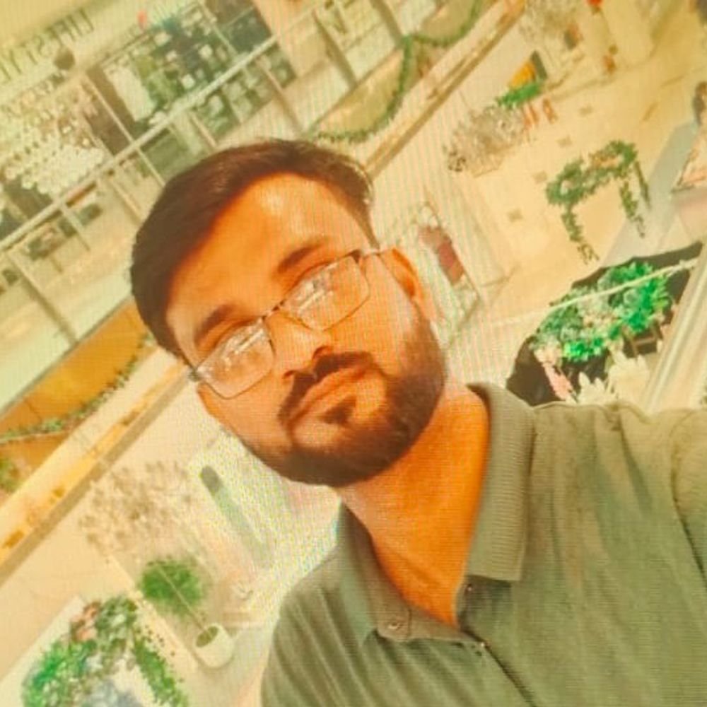 शादी के कार्ड बांटकर लौट रहे युवक मौत:बांदा में बाइक ट्रक से टकराई, चचेरा भाई घायल; 20 नवंबर को होनी थी शादी