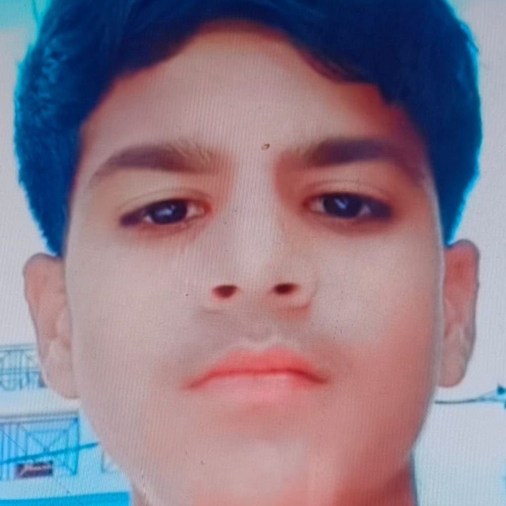 सरियों से भरी ट्रैक्टर-ट्रॉली पलटी, किशोर की मौत:हादसे में चालक समेत 3 लोग घायल, पानी की टंकी की सरिया लेकर बदायूं जा रहे थे