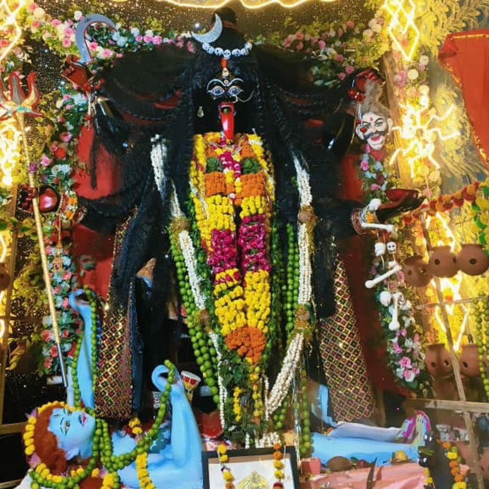 झांसी में मां काली की आरती आयोजित:पूजा पंडाल में 56 भोग, मध्यरात्रि महाआरती संग सुंदरकांड पाठ आयोजन
