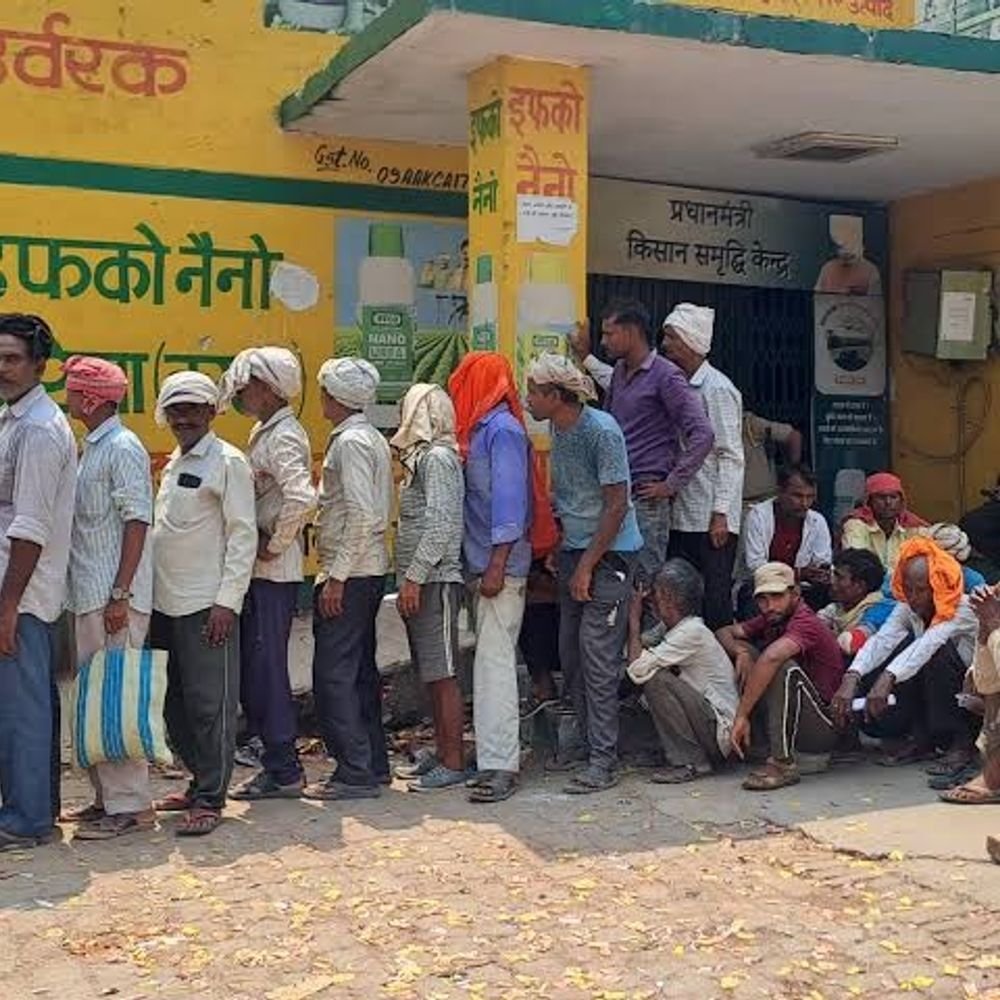 महंगी खाद बेचने के आरोप में कैडर सचिव निलंबित:औरैया में डीएपी तय दर से अधिक कीमत पर बेचने का मामला, विभागीय कार्रवाई शुरू