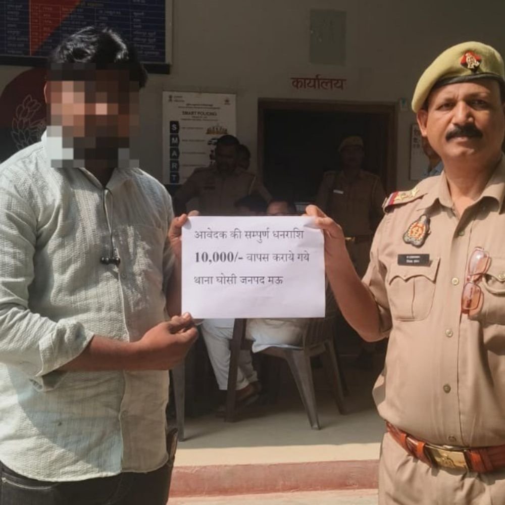 मऊ पुलिस ने लौटाए साइबर ठगी के 60 हजार रुपये:दो पीड़ितों के खाते में लौटे रुपये, APK फाइल और UPI से हुआ था फ्रॉड