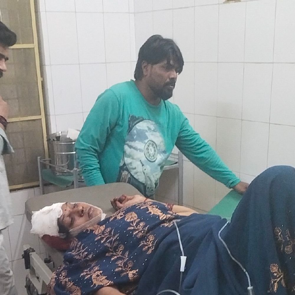 ललितपुर में गर्भवती पत्नी पर कुल्हाड़ी से हमला:हालत गंभीर, झांसी मेडिकल कॉलेज रेफर; चाय बनाने के कहने पर विवाद