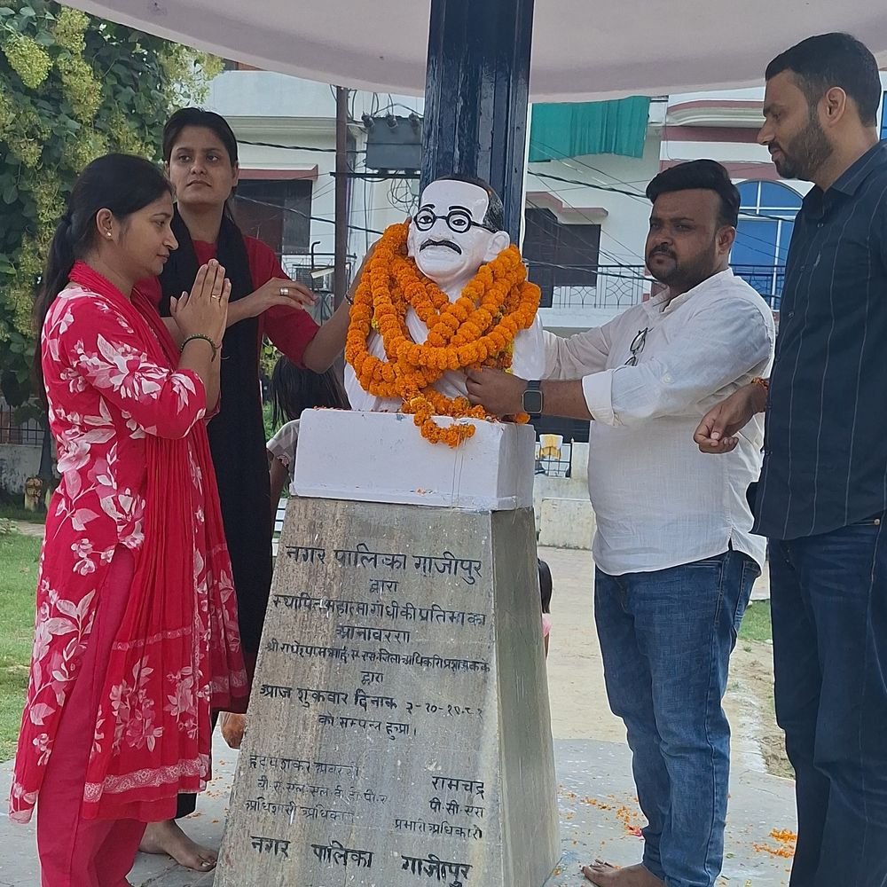 गांधी-शास्त्री जयंती पर गूंजा सत्य, स्वच्छता का संदेश:गाजीपुर में हुए कार्यक्रम, महापुरुषों को दी श्रद्धांजलि