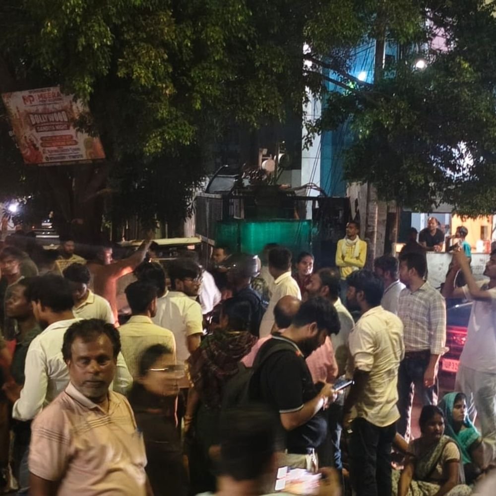 लखनऊ में मल्हौर स्टेशन रोड पर शव रखकर प्रदर्शन:सड़क किनारे मिला था मैकेनिक का शव, बर्थडे पार्टी में बुलाकर हत्या करने का आरोप