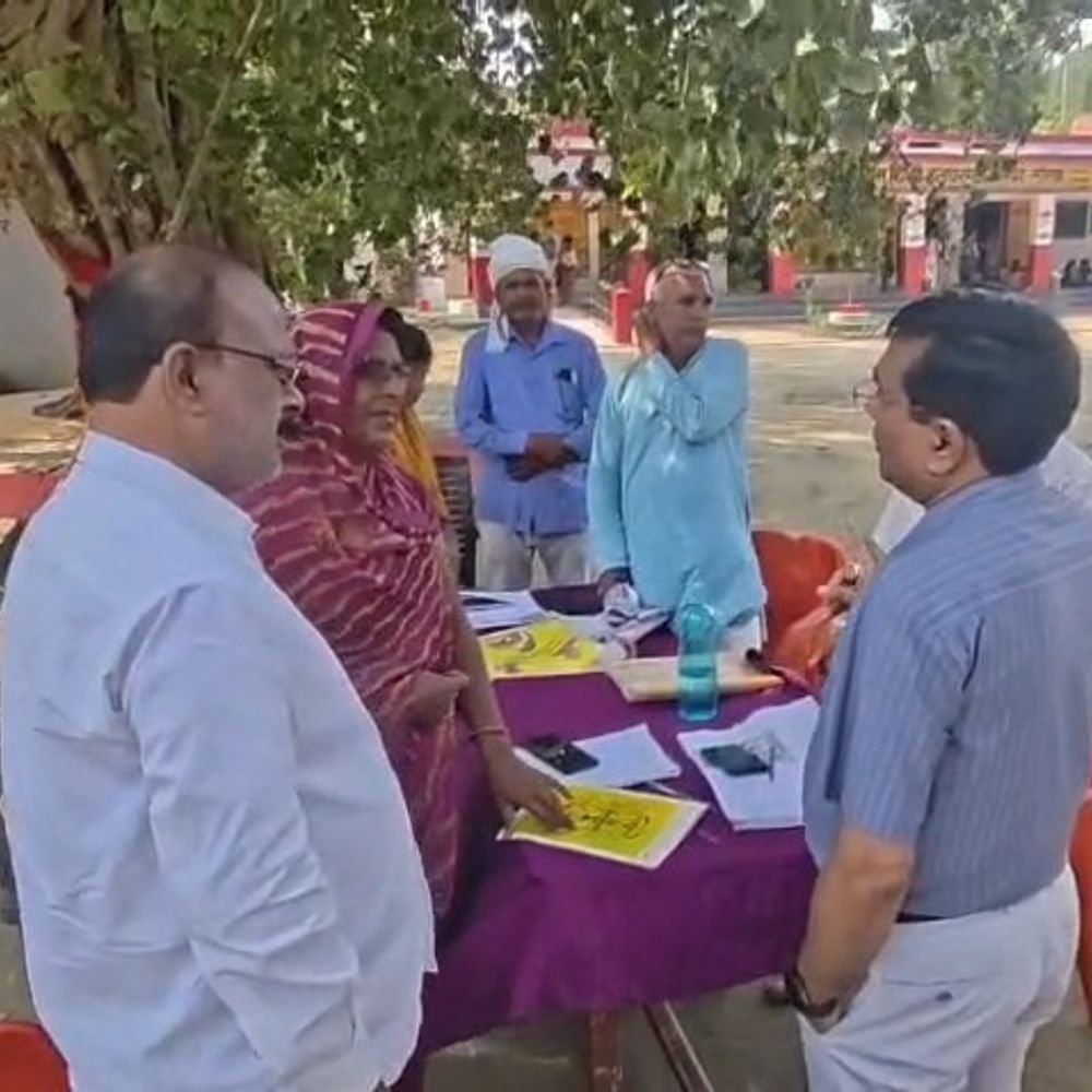 गोंडा में 2,978-बूथों पर कैंप का डीएम ने किया निरीक्षण:बीएलओ को दिए लापरवाही न बरतने के निर्देश, मतदाता सूची में नाम जुड़वाने पहुंचे लोग