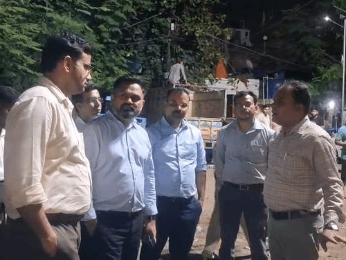 कानपुर में रात का 'सफाई ऑपरेशन' जारी:DM-नगर आयुक्त निरीक्षण पर निकले, अब HBTU की टीम करेगी सड़कों की गुणवत्ता जांच