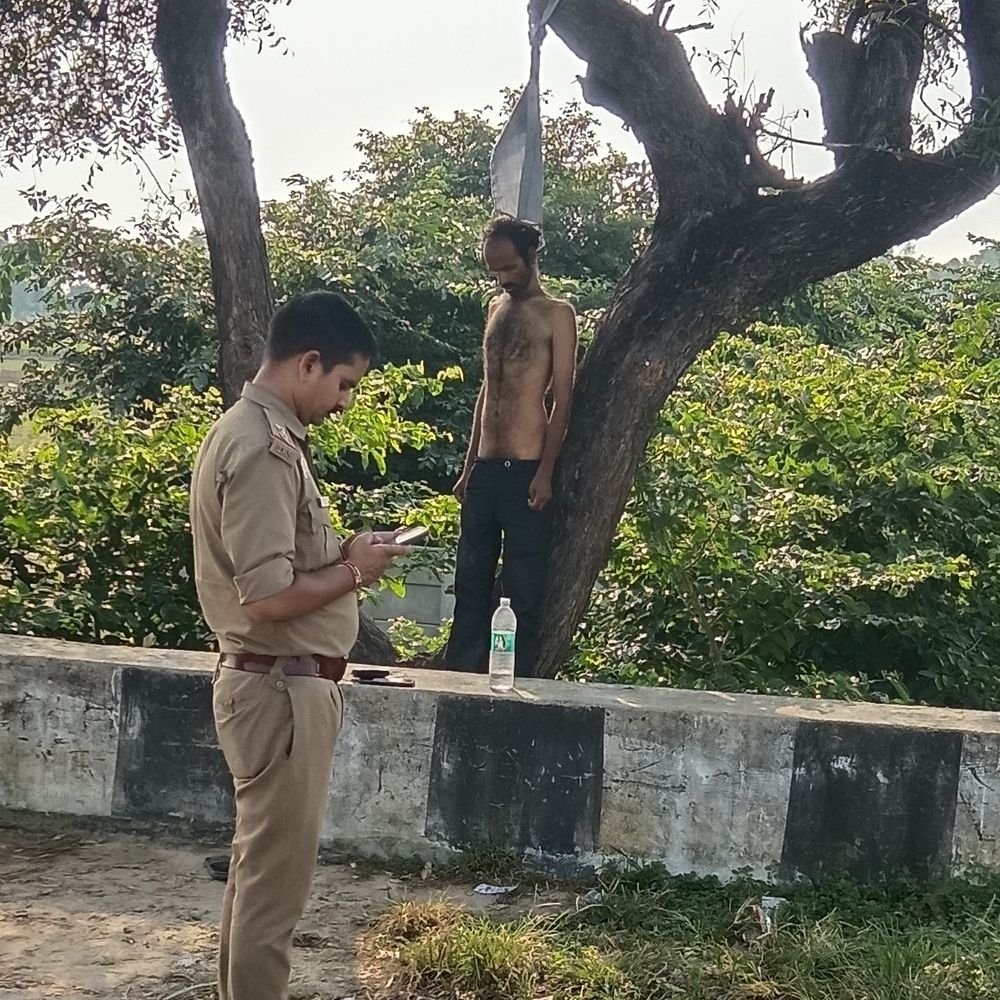 कानपुर में पेड़ से लटका मिला युवक का शव:शर्ट फाड़कर फंदा लगाया, हिंदूपुर रोड पर राहगीरों ने देखा; जेब से मिले टिकट और पहचान पत्र