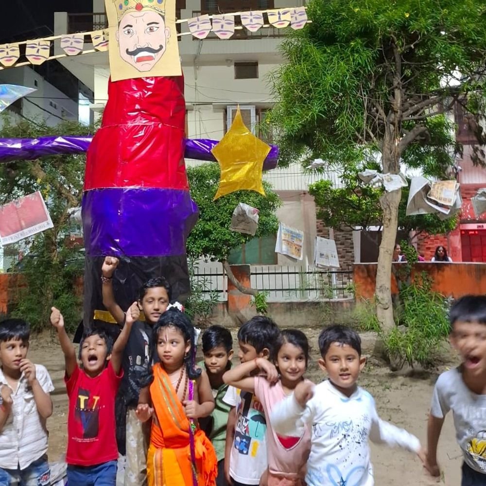 लखनऊ के इंदिरा नगर में दशहरे पर रावण दहन:20 साल से निभाई जा रही परंपरा, बच्चों में दिखा उत्साह