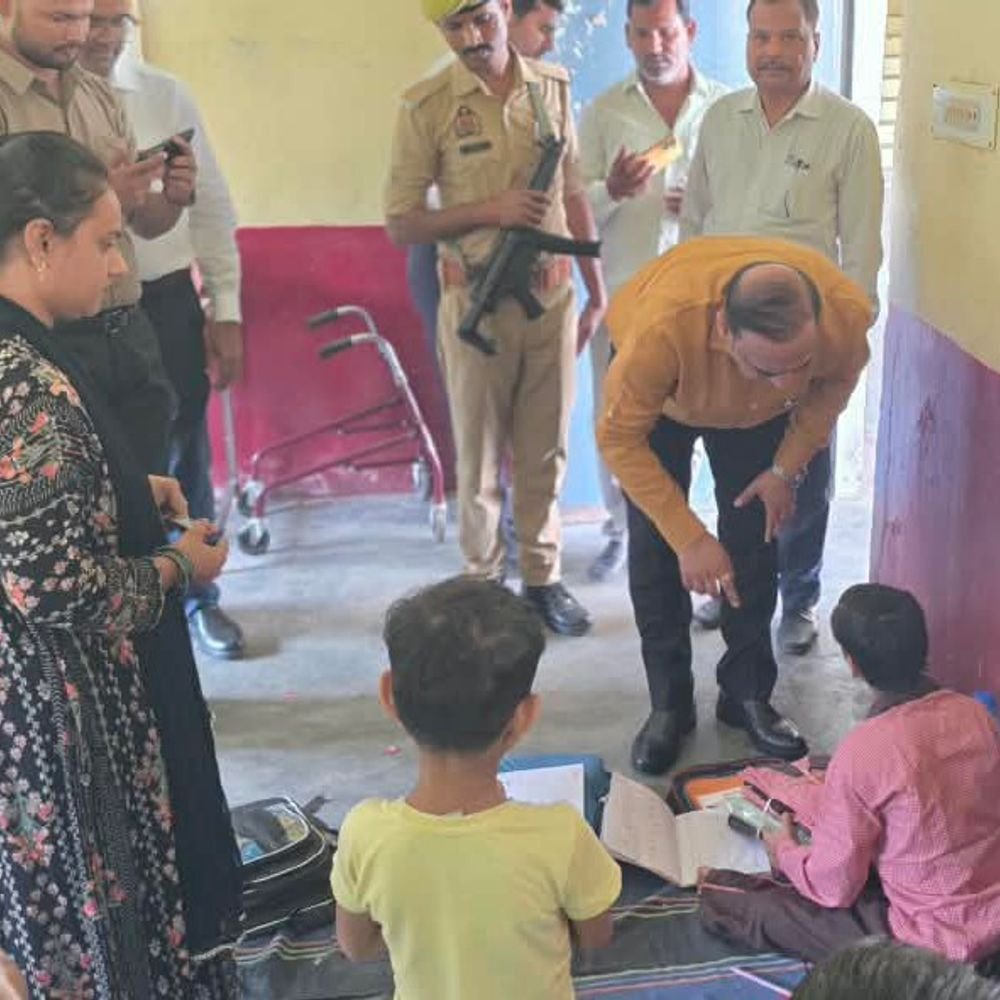 जनता-दर्शन में पहुंची दिव्यांग श्रुति का स्कूल में कराया दाखिला:जालौन में मिलने पहुंचे डीएम, बोले- परिस्थितियां किसी बच्चे की शिक्षा में बाधा नहीं बननी चाहिए