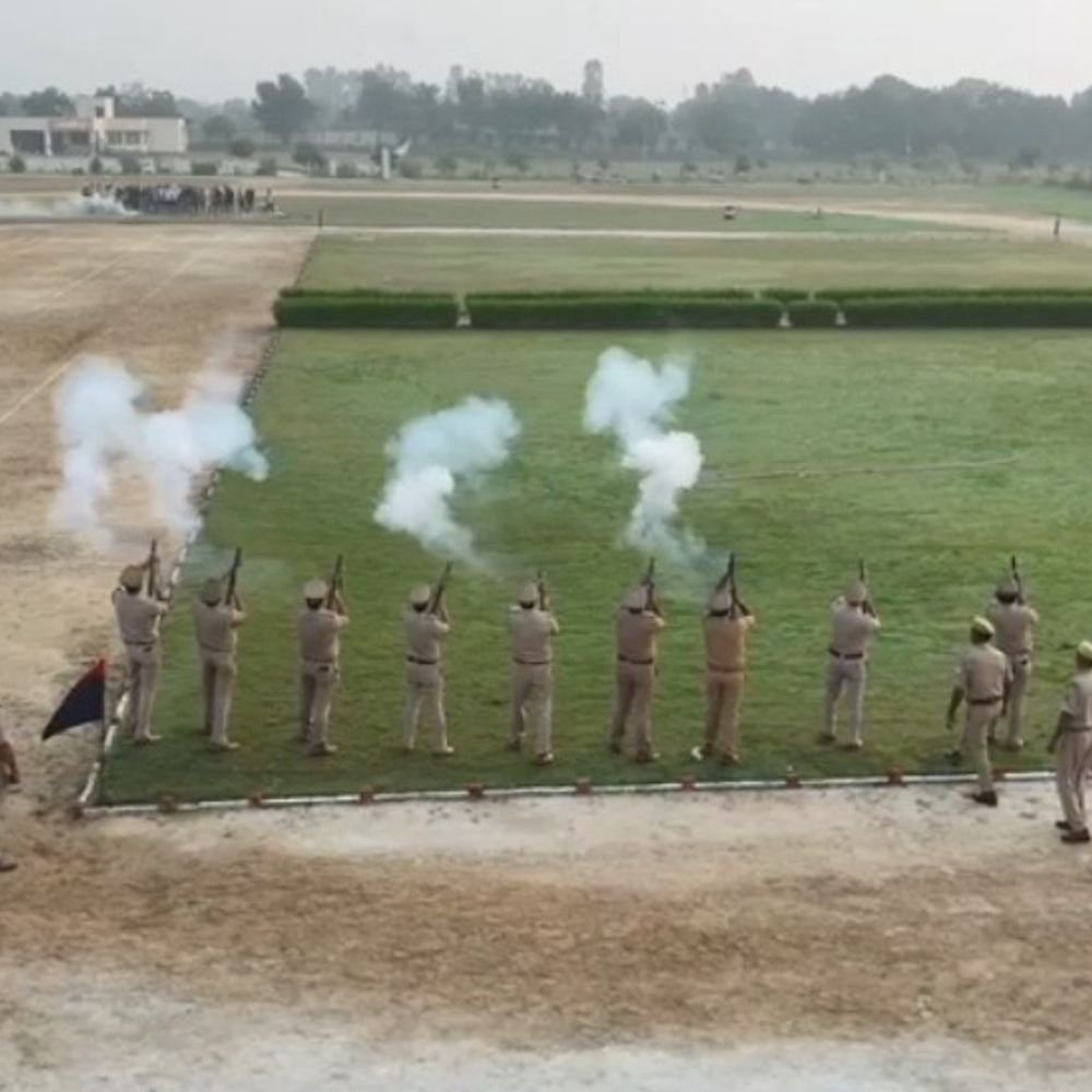 कासगंज पुलिस ने त्योहारों से पहले दंगा नियंत्रण का अभ्यास:एंटी राइट और टीयर गैस गन का इस्तेमाल कर भीड़ नियंत्रण की तैयारी परखी