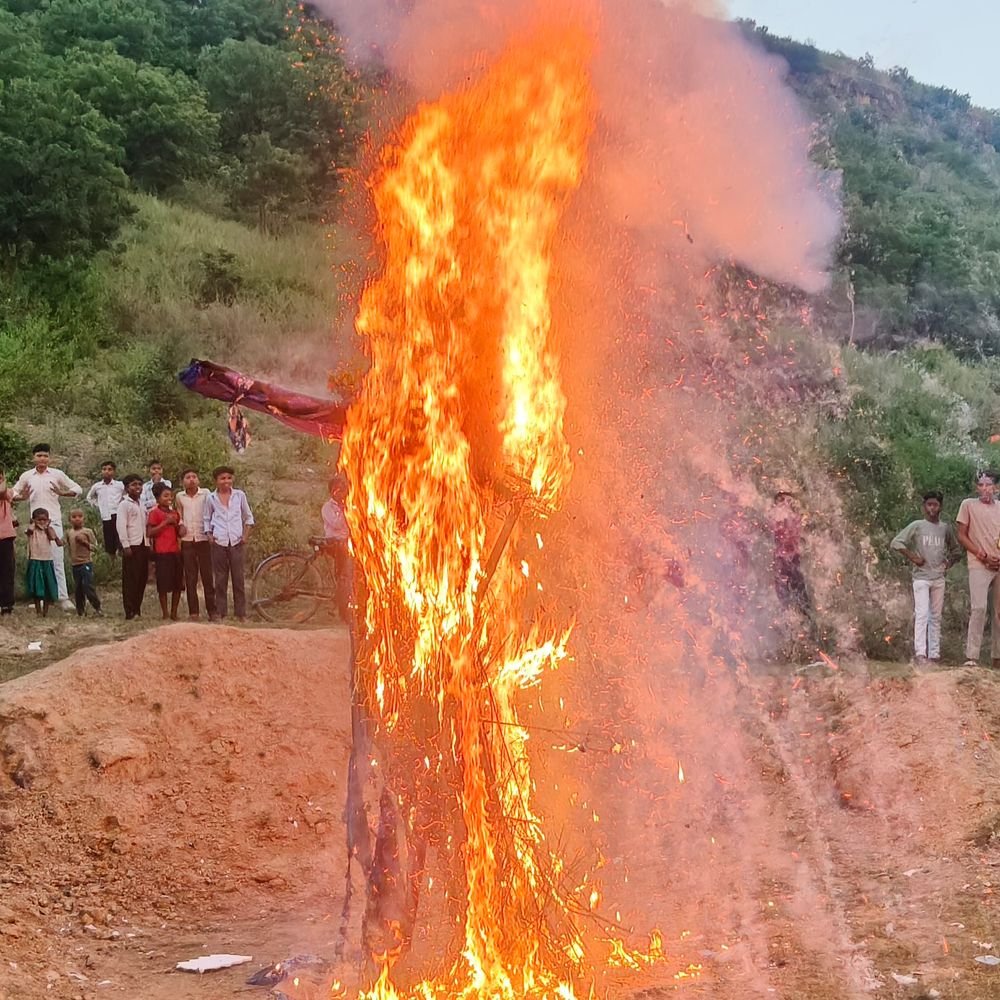 चित्रकूट में 150 साल पुरानी रामलीला में हुआ रावण दहन:जय श्रीराम के जयकारों से गूंजा मैदान, राम-रावण युद्ध का मंचन देखने उमड़े लोग