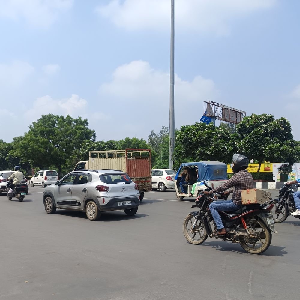 लखनऊ में दिन में तेज धूप:सुबह व शाम मौसम में ठंडक, रात का पारा सामान्य से 3 डिग्री अधिक गर्म