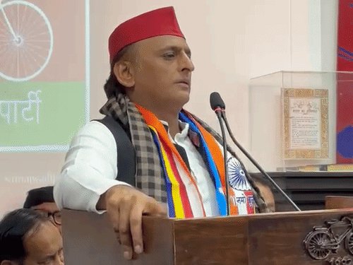 TGT-PGT भर्ती प्रभावित छात्र अखिलेश यादव से मिले:बोले - सरकार बनी तो अहित नहीं होने देंगे,छात्रों ने पुरानी नियमावली से एक अवसर मांग की