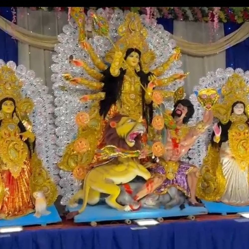 मुरादाबाद में महा सप्तमी पर मां दुर्गा का पूजन:श्रद्धालुओं ने संध्या आरती और धुनुची नृत्य से भक्तिमय माहौल बनाया