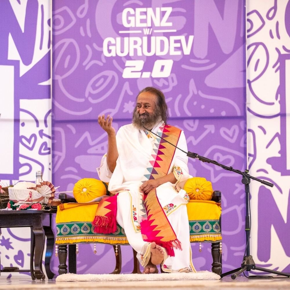 गुरुदेव से मिले मुजफ्फरनगर के युवा:बेंगलुरु में 2,000 युवाओं से संवाद, अलग पहचान बनाने की दी सीख