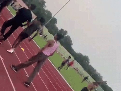 मेरठ के स्टेडियम में खिलाड़ियों के बीच चले लात घूसे:दो दिन में दो बार विवाद, कोच ने कराया बीच - बचाव, वीडियो वायरल