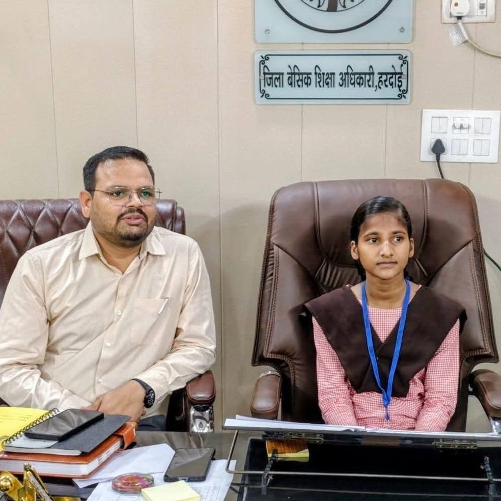 हरदोई में कक्षा-7 की छात्रा बनी एक-दिन की BSA:मिशन शक्ति के तहत संभाली कमान, प्रशासनिक बारीकियों को समझा