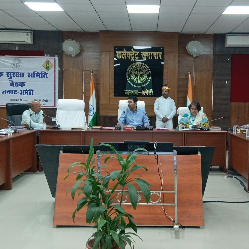 डीएम ने सड़क सुरक्षा के लिए विभागों को निर्देश दिए:अमेठी में समिति की बैठक; ब्लैक स्पॉट सुधारने, वाहनों की जांच और अतिक्रमण हटाने को कहा