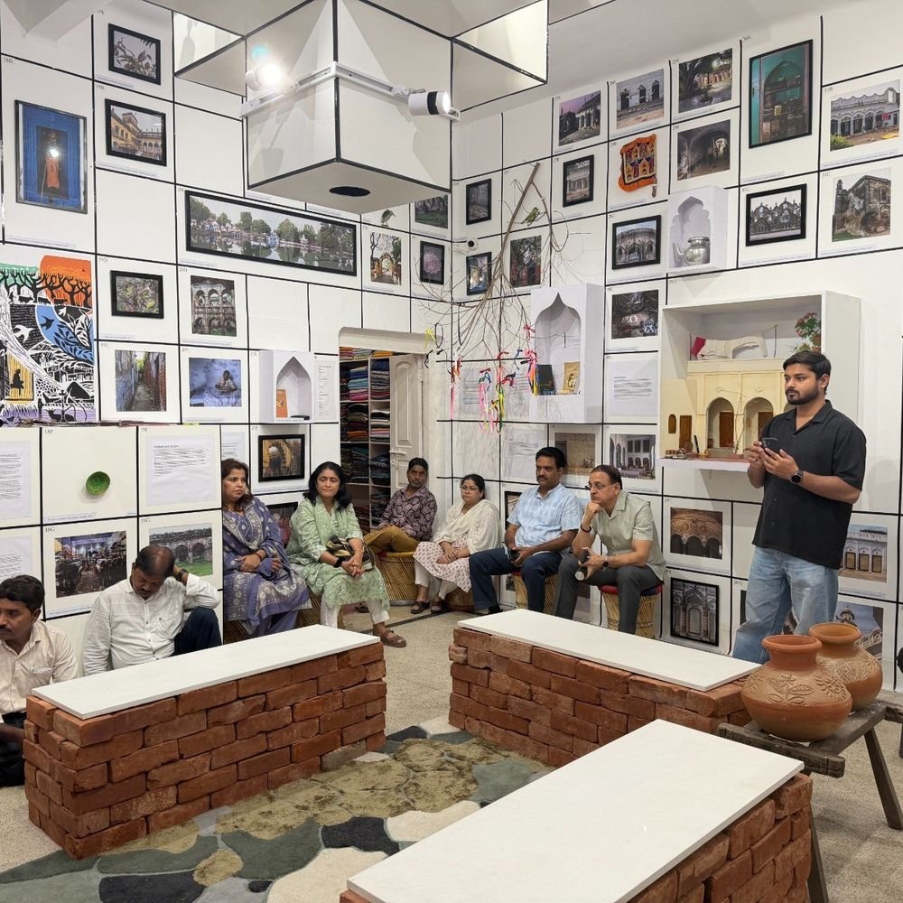लखनऊ में द टर्बोलेंट हिस्ट्री किताब का विमोचन:कैसरबाग के लखनऊ बायोस्कोप में हुई लॉन्चिंग, शहर की तहजीब पर हुई चर्चा