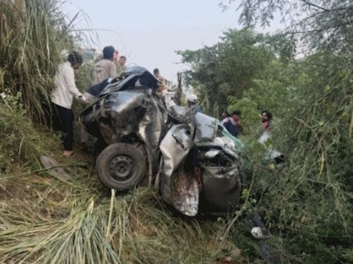 आगरा के 4 दोस्तों की जयपुर में मौत:खाटू श्याम मंदिर से दर्शन कर लौट रहे थे, टायर फटने के बाद तेज रफ्तार कार खाई में पलटी