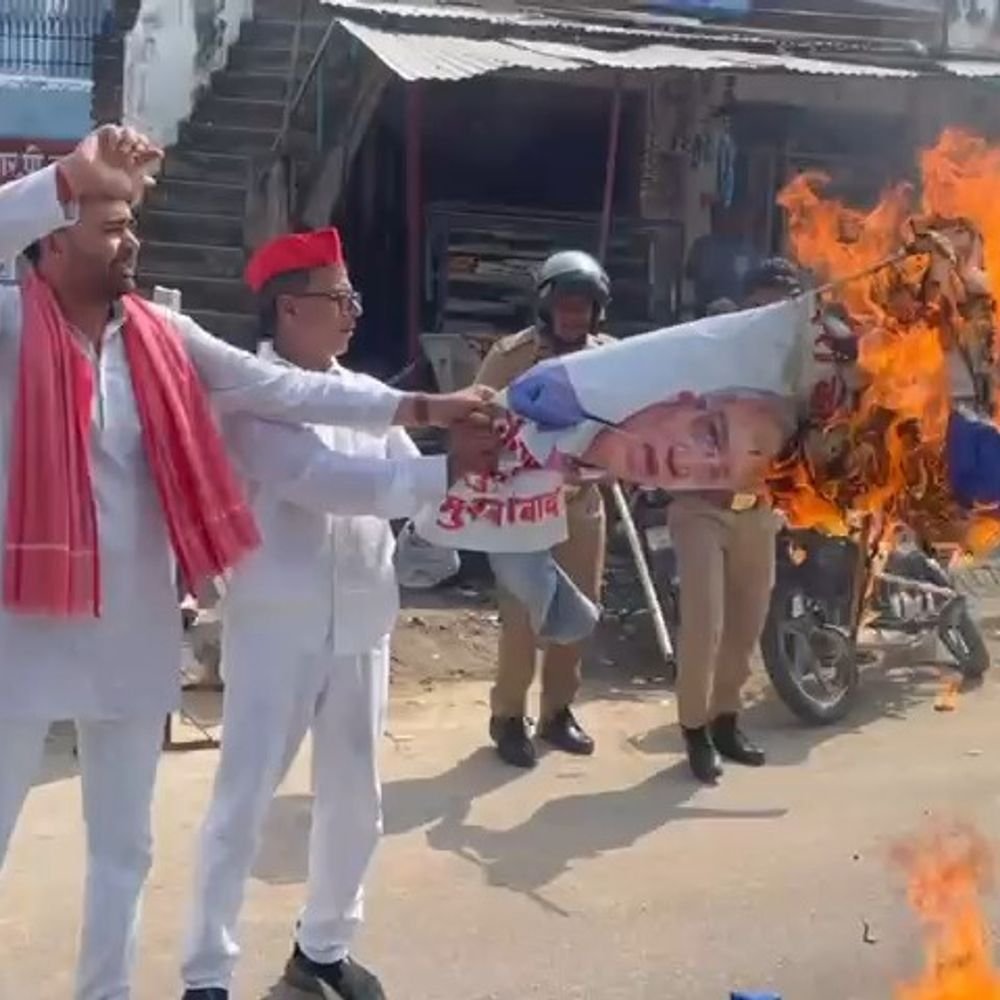 कन्नौज में सपा कार्यकर्ताओं ने चुनाव आयुक्त का पुतला फूंका:प्रदर्शन खत्म होने के बाद नसरापुर गांव में किया विरोध, पुलिस को देख भागे सपाई