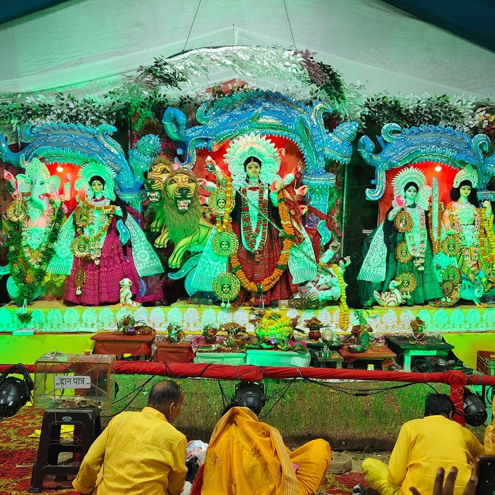 कौशांबी में नवरात्र पंडालों में भीड़, एसपी ने किया निरीक्षण:पांचवें दिन विशेष महा आरती हुई, शिव-पार्वती विवाह प्रसंग सुनाया गया