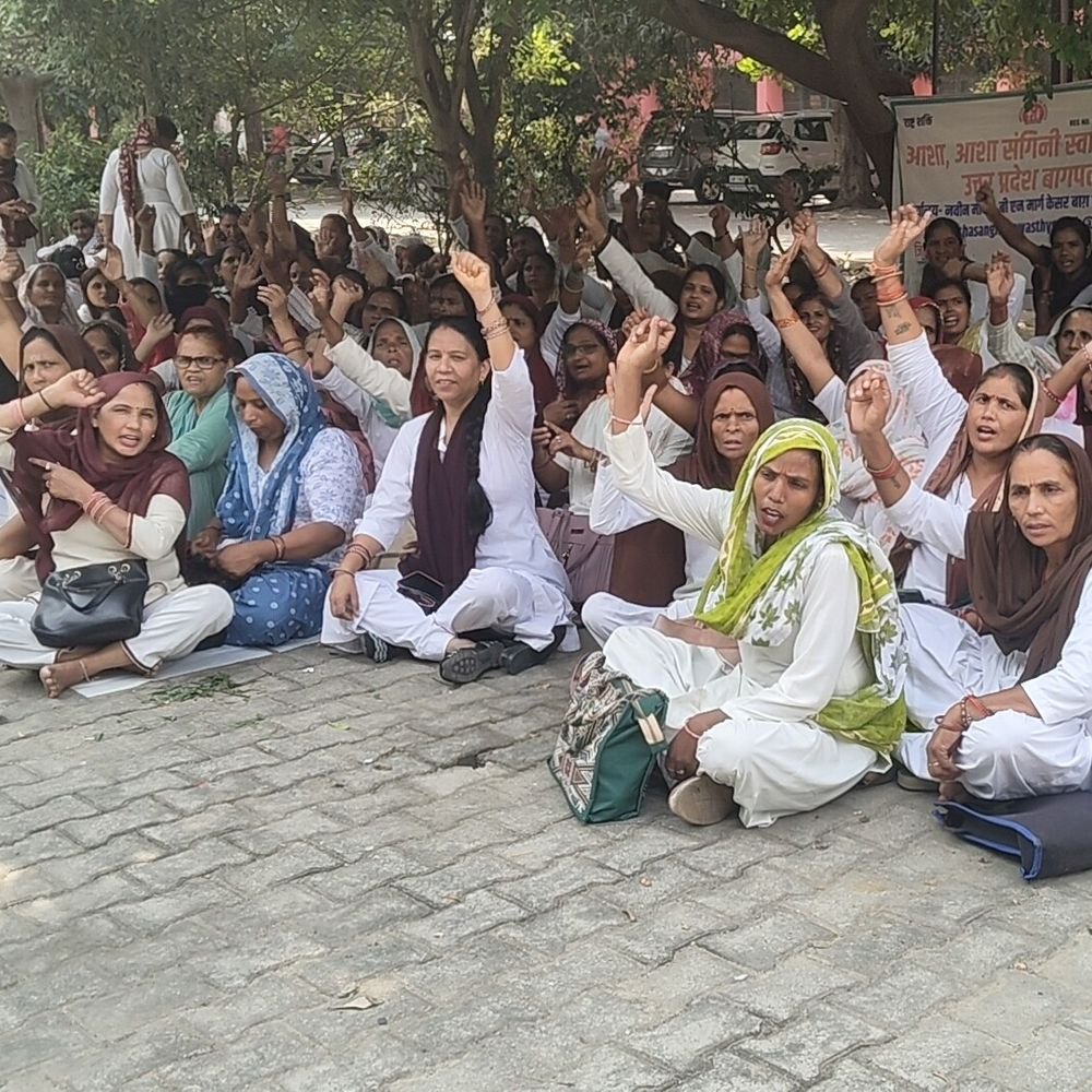 आशा कार्यकर्ताओं का धरना 7वें दिन भी जारी:बागपत जिला अस्पताल में मानदेय बढ़ाने समेत 7 मांगों को लेकर आंदोलन तेज