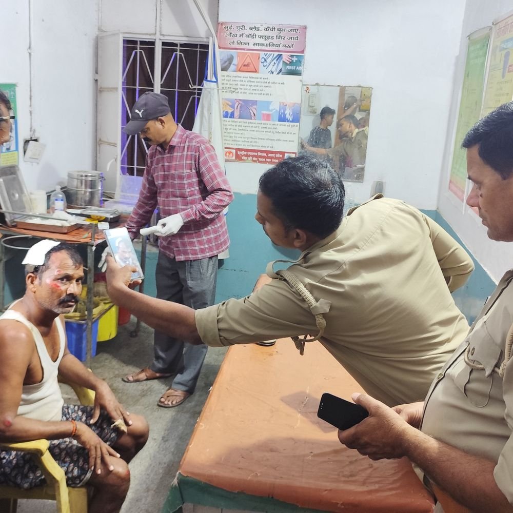 कोंच में आवारा मवेशी से टकराई बाइक, दो मजदूर घायल:कैलिया बाईपास पर हुआ हादसा, उरई मेडिकल कॉलेज रेफर किया
