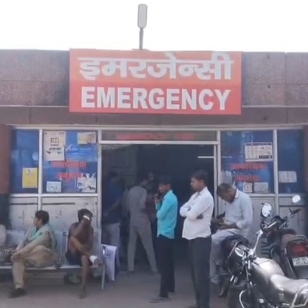 महोबा में बेकाबू ऑटो पलटा, 7 लोग गंभीर घायल:सब्जी लेकर लौट रहे मध्यप्रदेश के लोग, एक हायर सेंटर रेफर