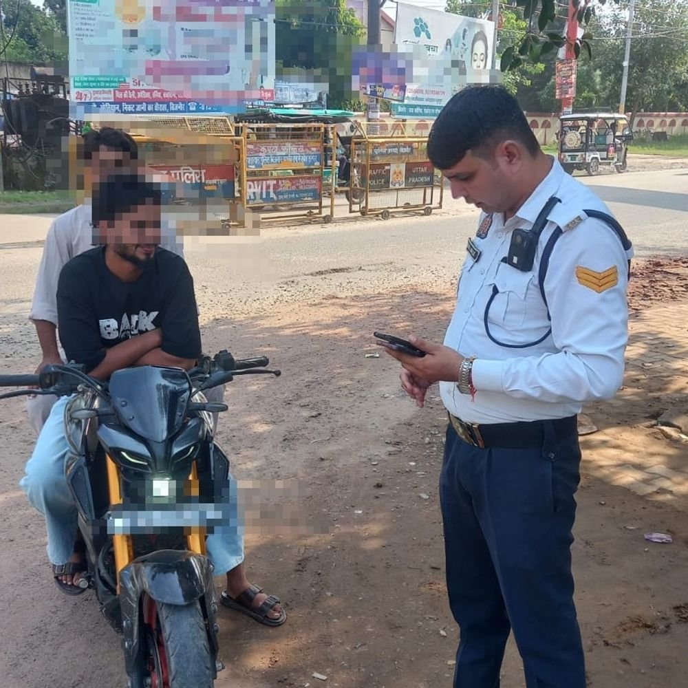 बिजनौर में बिना हेलमेट 249 चालान:प्रतिबंधित मार्गों पर चल रहे 34 ई-रिक्शा के भी चालान, 5 जब्त
